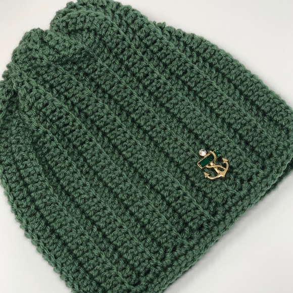 Winter beanie hat with anchor brooch green New hand crochet by me - Picture 2 of 6